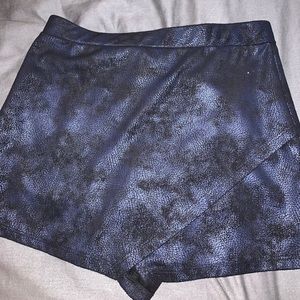 Juniors Navy and black snakeskin skort